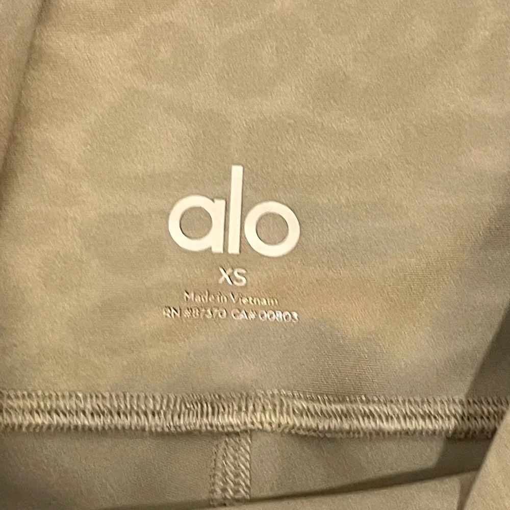ALO Yoga Women's Leopard Print Tan Light Brown Bike‎ Shorts XS